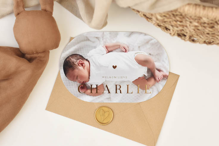 Goudfolie geboortekaart met foto in origineel ovaal vorm