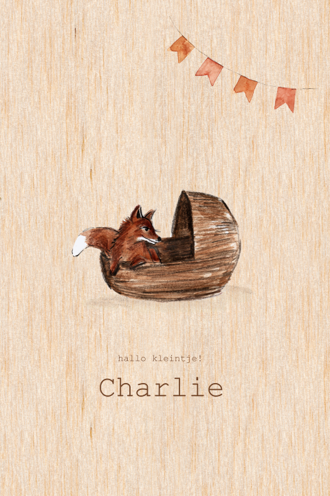 Lief houten geboortekaartje met een illustratie van een vos in wieg