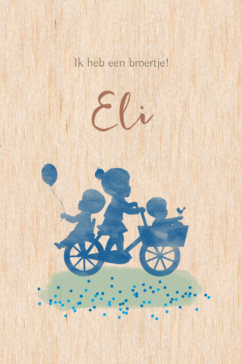 Echt houten geboortekaartje met silhouetjes van 3 kindjes op fiets