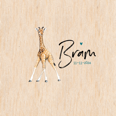 Echt houten geboortekaart voor een jongen met giraf en hartje
