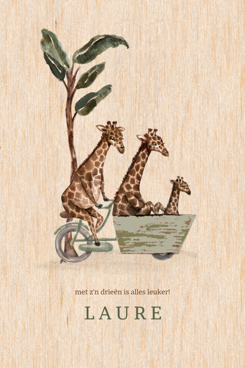 Houten geboortekaartje met een tekening van giraffen in een bakfiets