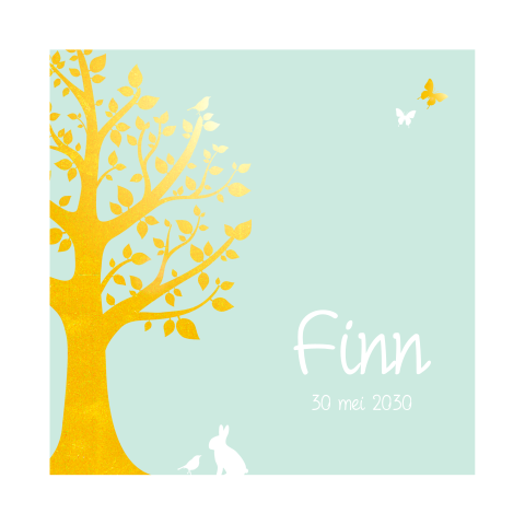 Mooie geboortekaart met boom in goudlook, vlinders en konijntje