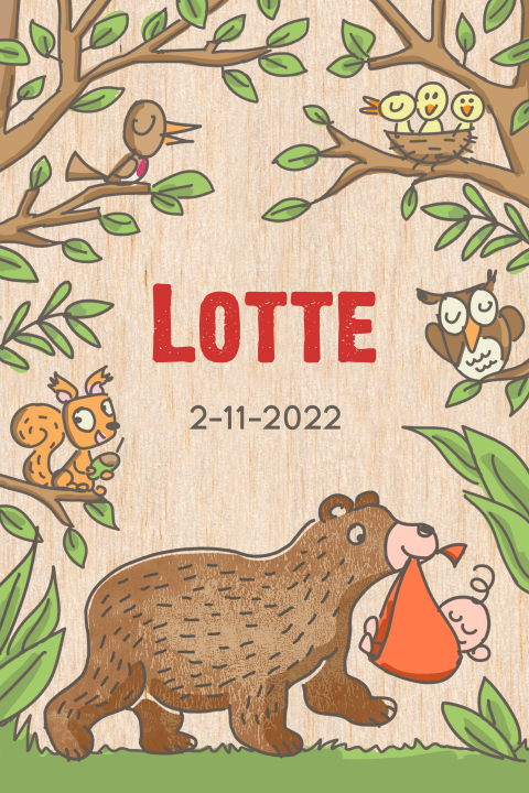 Echt houten geboortekaartje met beer met baby en dieren in het bos