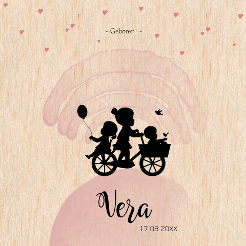 Babykaartje op echt hout met silhouette kindjes op fiets en regenboog