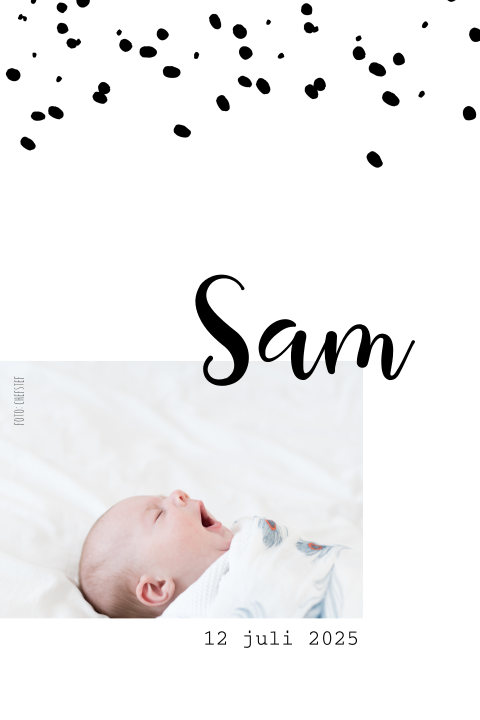 Hip en simpel geboortekaartje voor een jongen met foto en stipjes
