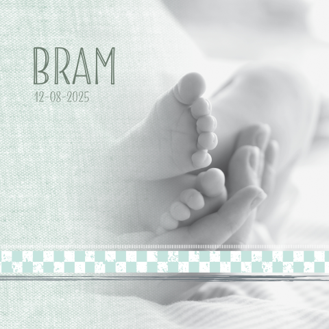Klassiek geboortekaartje voor jongen met foto baby voetjes
