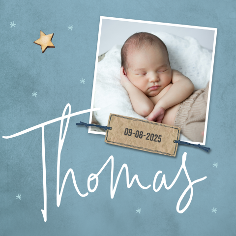 Stoer blauw geboortekaartje voor jongen met label, foto en houten ster