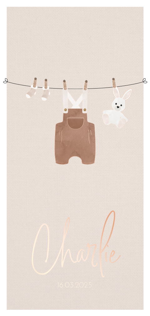 Roségoudfolie babykaartje met waslijn met babypakje, sokjes en konijn