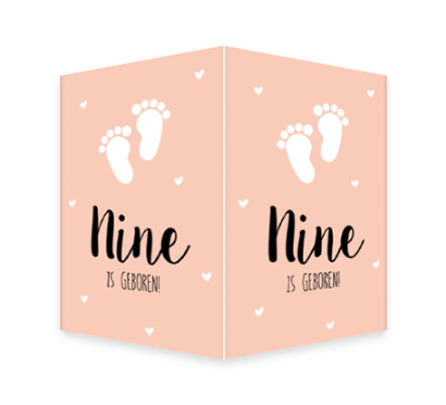 Lief roze geboortebord met voetafdrukjes en hartjes
