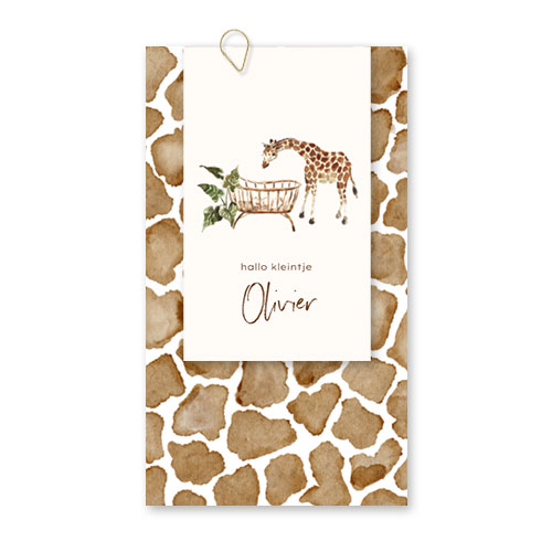 Stoer label geboortekaartje met giraffe print en wiegje met giraf