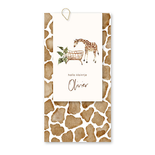 Stoer label geboortekaartje met giraffe print en wiegje met giraf