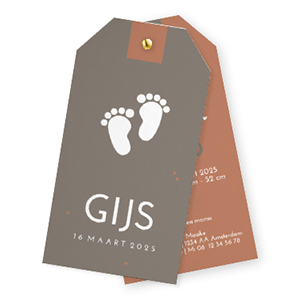 Trendy label geboortekaartje met voetafdrukjes voor een jongen