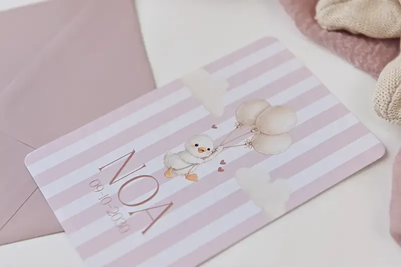 Roze geboortekaartje met een eendje aan ballonnen met strepen