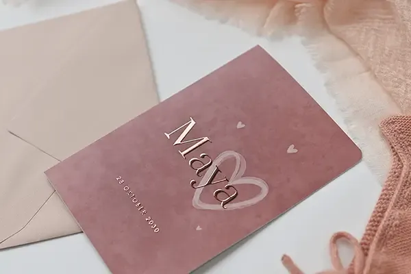 Geboortekaartje in roze velvet-look met roségoudfolie naam