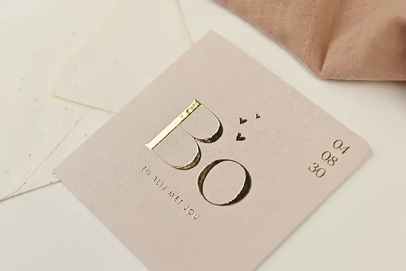 beige geboortekaartje met naam in folie