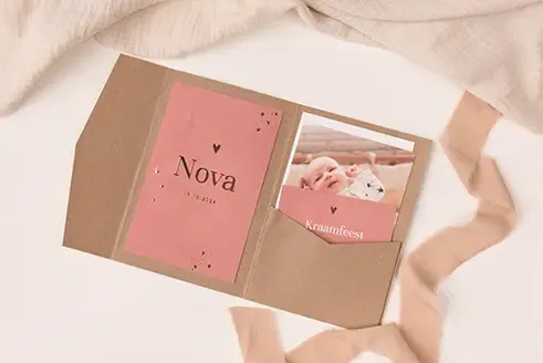 Pocketfold met geboortekaartje in roze velvet-look en baby foto