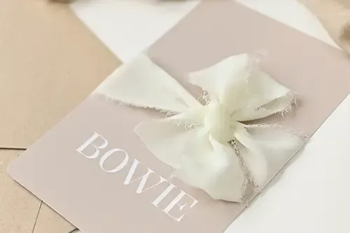 Rondhoek geboortekaartje beige met optioneel zijden lint