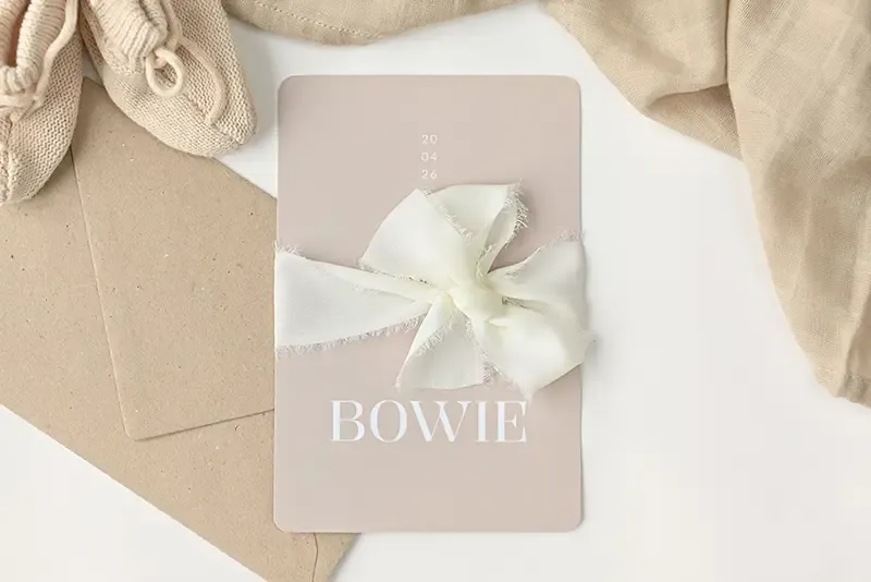 Rondhoek geboortekaartje beige met zijden lint