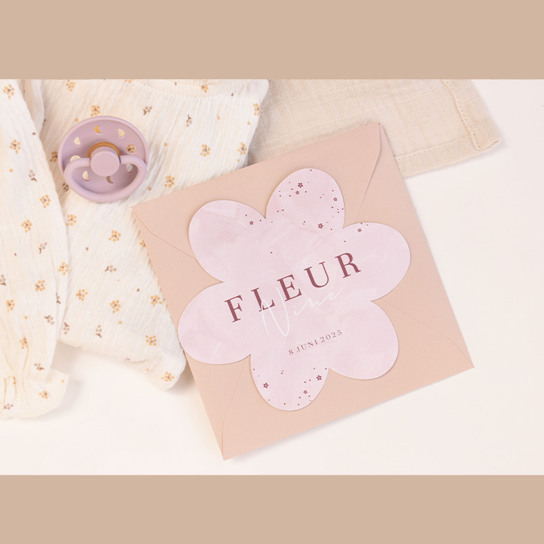 Lief geboortekaartje met roze velvet-look in de vorm van een bloem