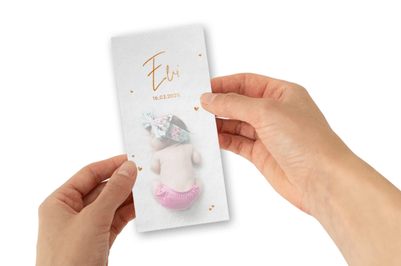Lief geboortekaartje met foto, kalkpapier en koperfolie hartjes