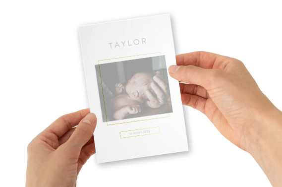 Luxe geboortekaartje met foto en daarop kalkpapier met goudfolie