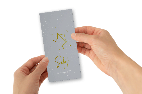 Hip geboortekaartje met kalkpapier voor jongen met sterrenbeeld