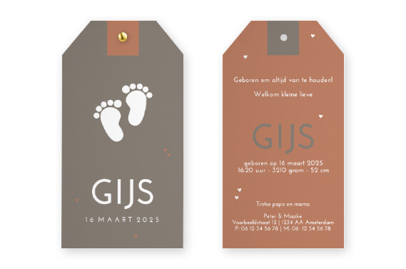 2 stoere labels van geboortekaartje met voeten naast elkaar