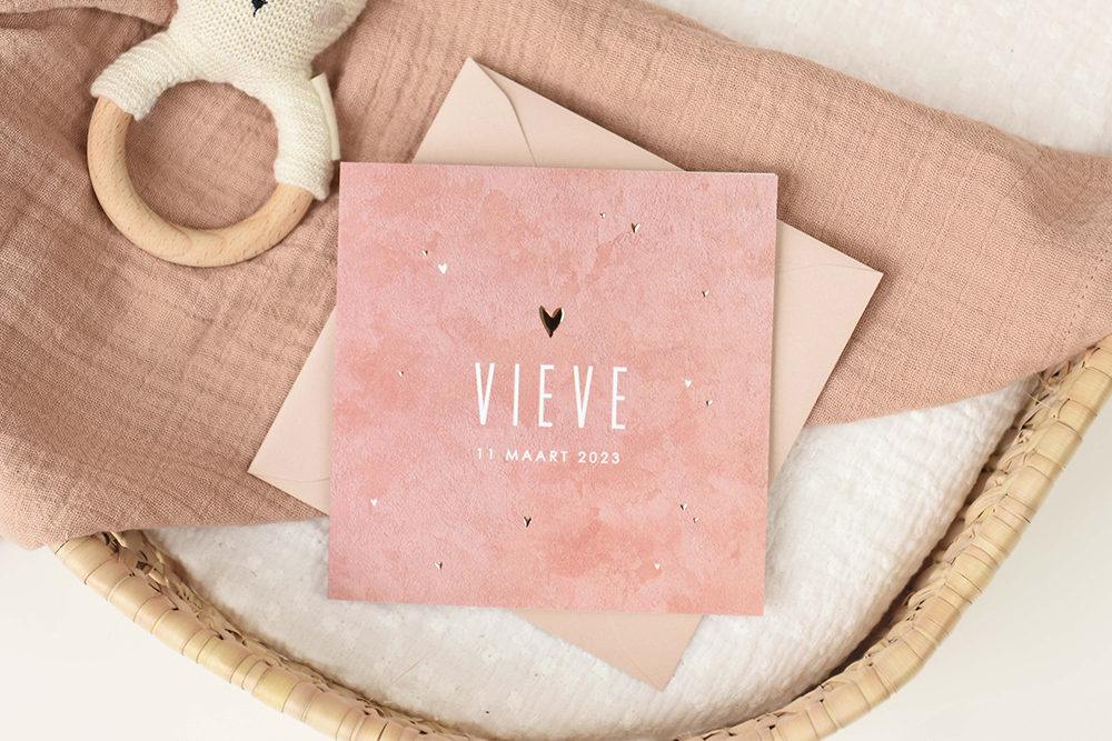Oudroze velvet-look babykaartje met roségoudfolie hartjes
